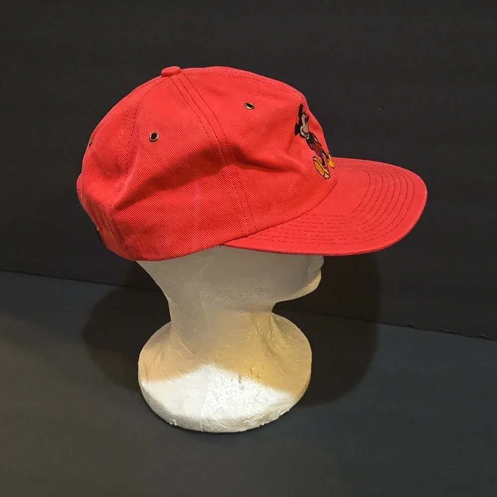 1990s NEW MICKEY MOUSE DISNEY GOOFY HAT COMPANY RED LEATHER STRAP HAT USA